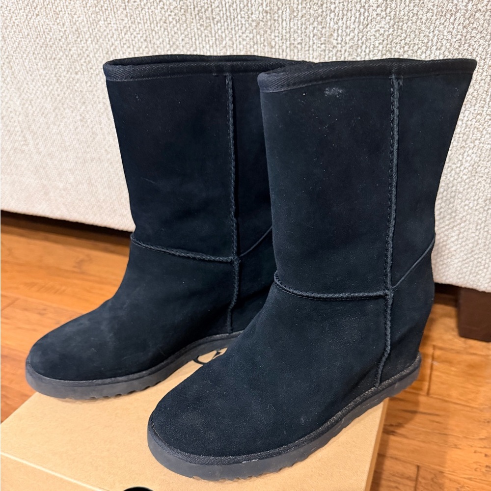 UGG Femme wedge bootie